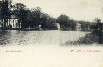 13778 Gezicht op de Vecht en de parkbossen van enkele buitenplaatsen te Nieuwersluis (gemeente Loenen aan de Vecht) uit ...